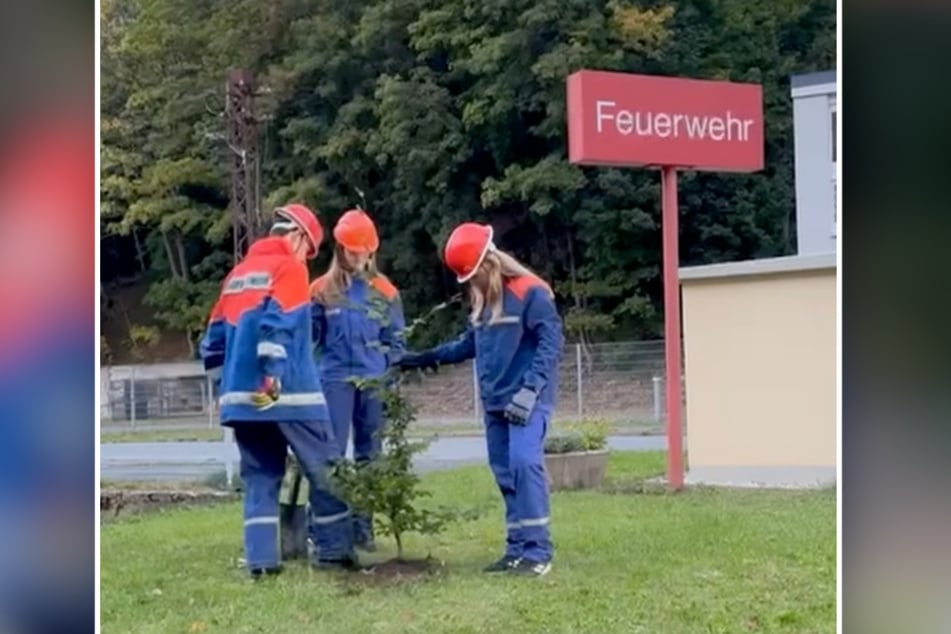 Zur Baumpflanzchallenge inszenierte die Jugendfeuerwehr Klingenthal die Pflanzaktion als Feuerwehr-Einsatz.