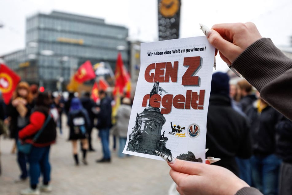 In Bielefeld wird laut Polizei friedlich demonstriert.