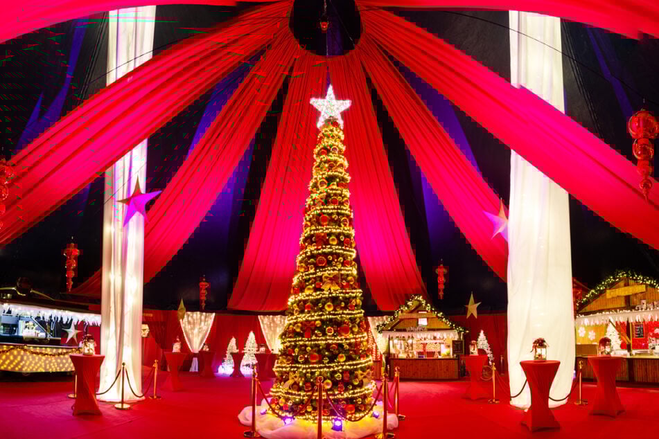Im Vorzelt erwartet die Besucherinnen und Besucher ein festlich dekorierter Weihnachtsmarkt.