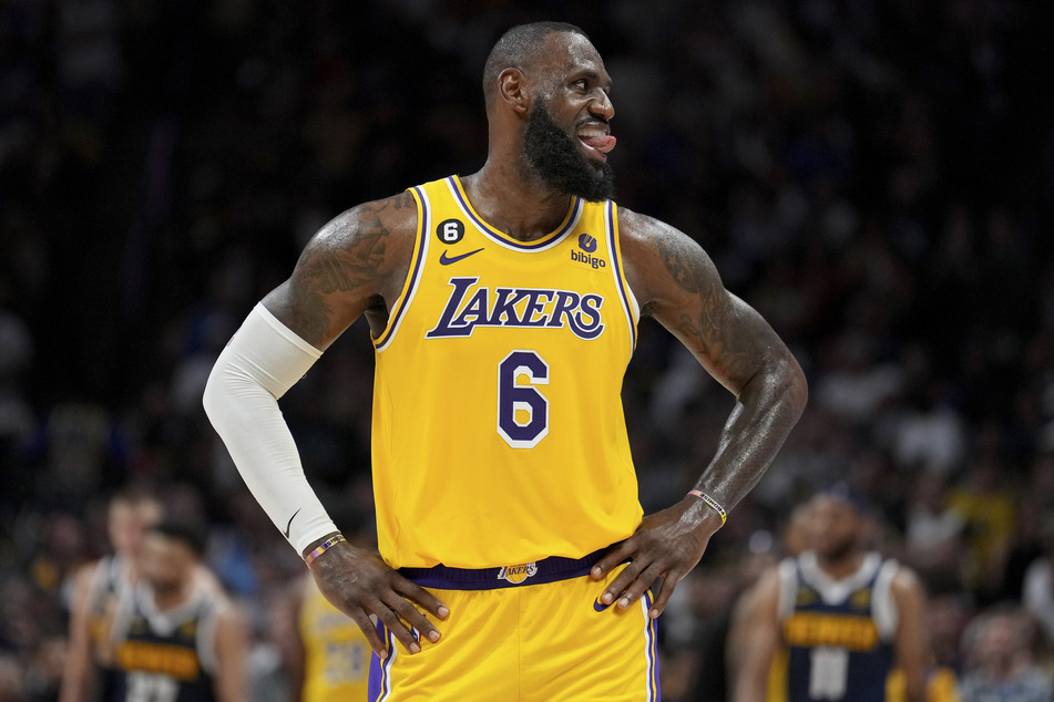 Basketball-Superstar LeBron James (38) macht weite!. Auch in der kommenden Saison wird er für die Los Angeles Lakers auf dem Spielfeld stehen.