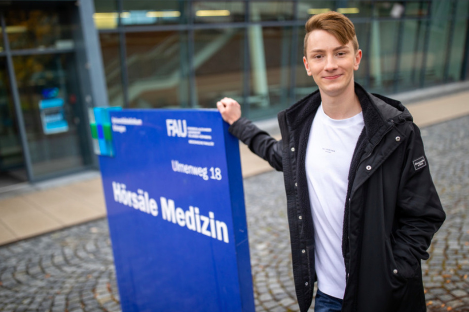 Tommy Blumenthal (22) , Landarztquoten-Medizinstudierender, steht vor dem Hörsaalgebäude für Medizin der Universität Erlangen-Nürnberg auf dem Klinikumsgelände.