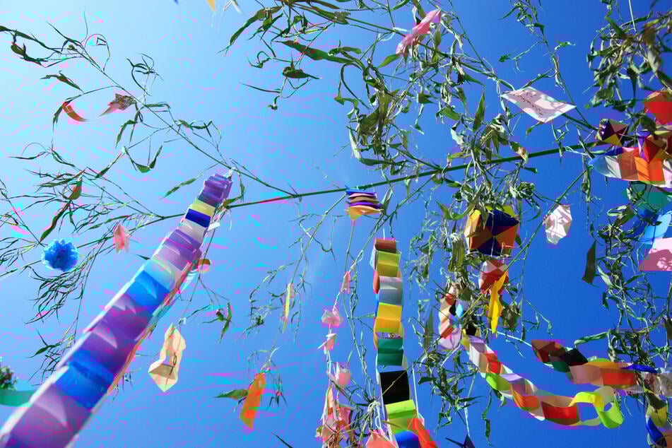 Ein buntes Fest voller Keramik, Schmuck, Kleidung und Kunstdrucke.