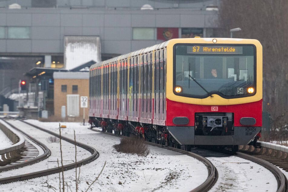 Unter anderem durch die Reparatur von Signalen kommt es am Freitagmorgen zu Einschränkungen bei der S-Bahn. (Archivfoto)