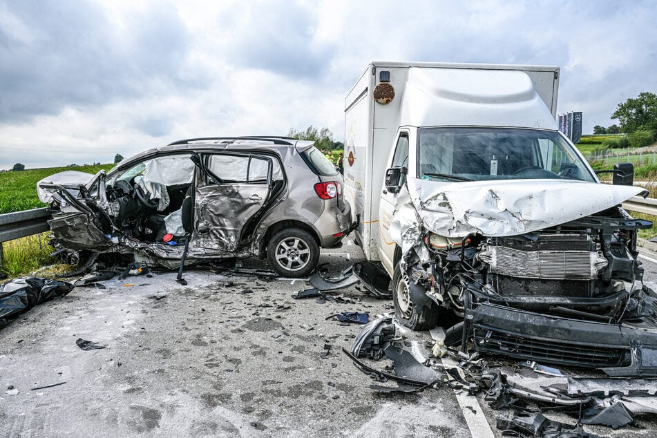 Die verunfallten Wagen wurden schwer beschädigt.