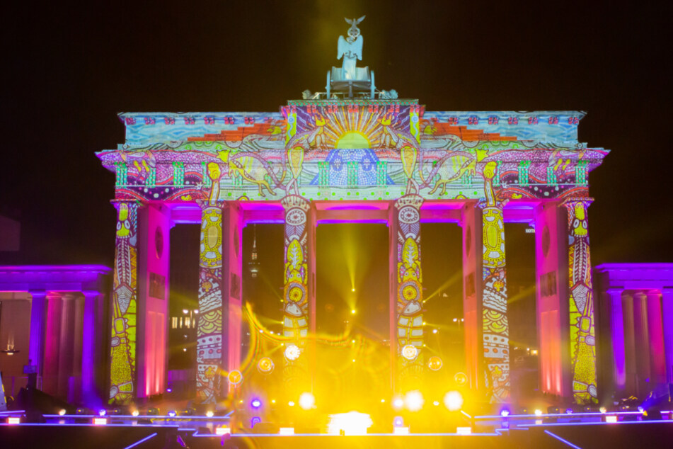Am Brandenburger Tor wird der Silvesterabend dieses Jahr in Berlin mit einem prominenten Musikprogramm und Lichtershow gefeiert. (Archivbild)