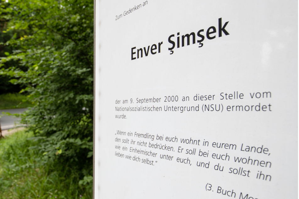 Erinnerung ist wichtig: Eine Gedenktafel an den vom NSU ermordeten Enver Şimşek (†38) steht am Tatort.