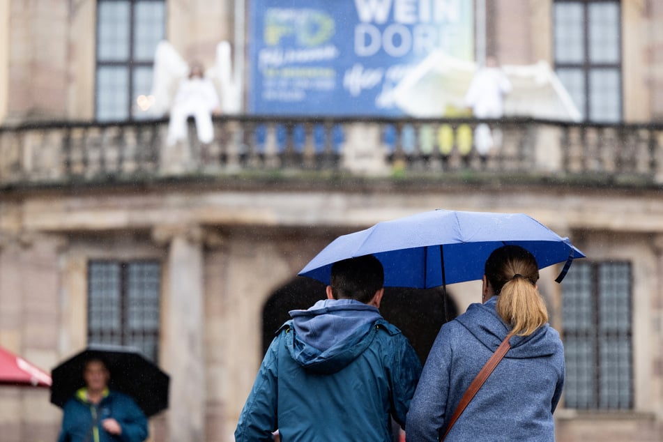 Am Freitag durften die Hessentag-Besucher den Schirm nicht vergessen. Zum Wochenende kündigt sich aber besseres Wetter an.