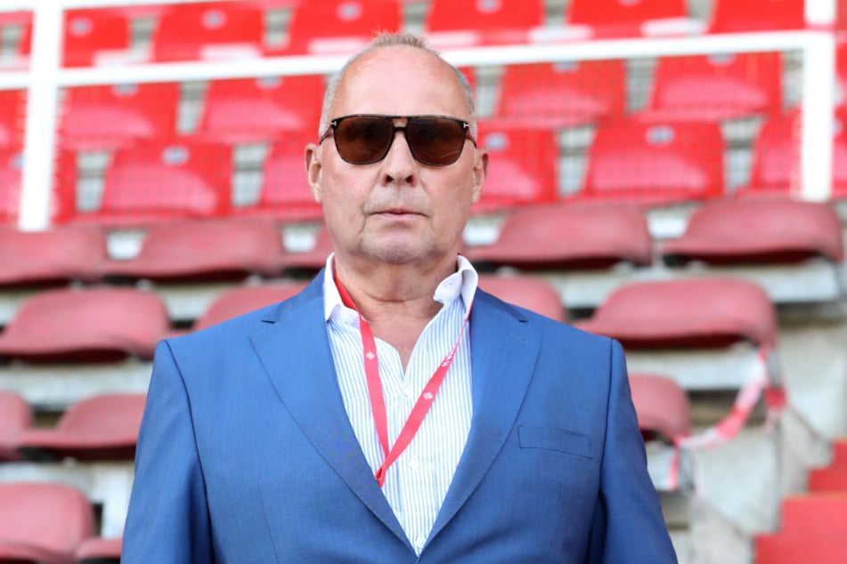 Mit seiner Ansage vorm Spiel des FCE in Würzburg hat Präsident Helge Leonhardt die gewünschte deutliche Leistungssteigerung der Auer Kicker erreicht.