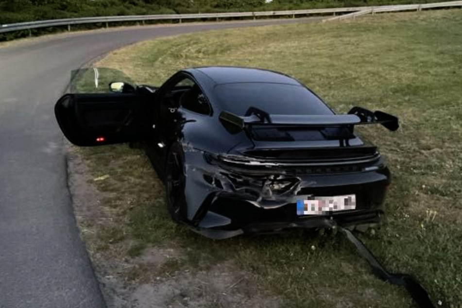 Der Porsche war an der Ausfahrt Hanau-Nord zweimal gegen die Leitplanke gekracht und wurde dann einfach in dem angrenzenden Feld abgestellt.