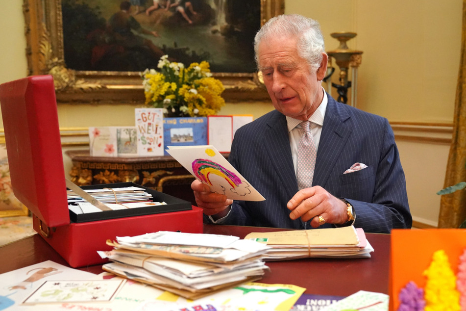 In der Belgischen Suite im Buckingham-Palast freute sich König Charles (75) über Genesungswünsche.