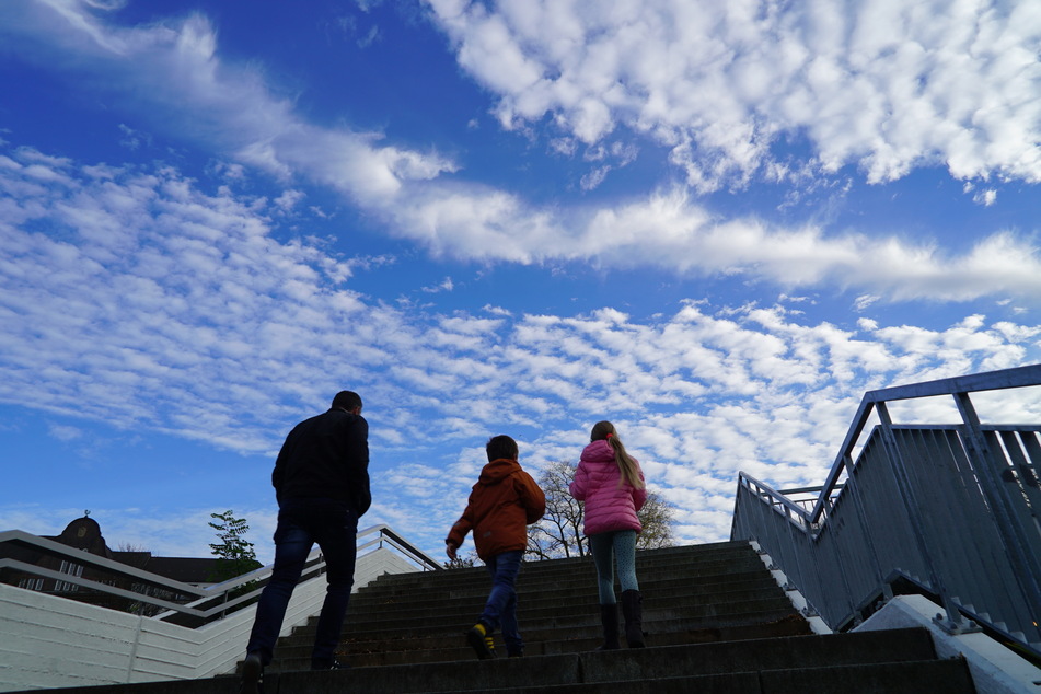 Viele Passanten staunten nicht schlecht über den Hamburger Himmel am Samstag.