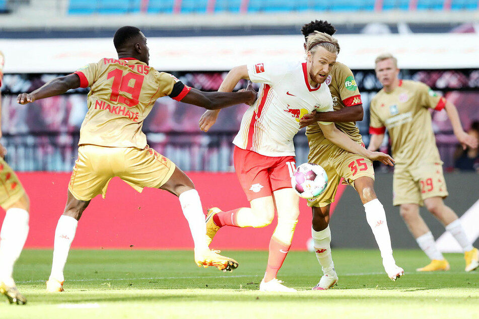 Kann RB Leipzigs Emil Forsberg (29, weißes Trikot) seinen Mainzer Bewachern auch im Rückspiel entwischen?