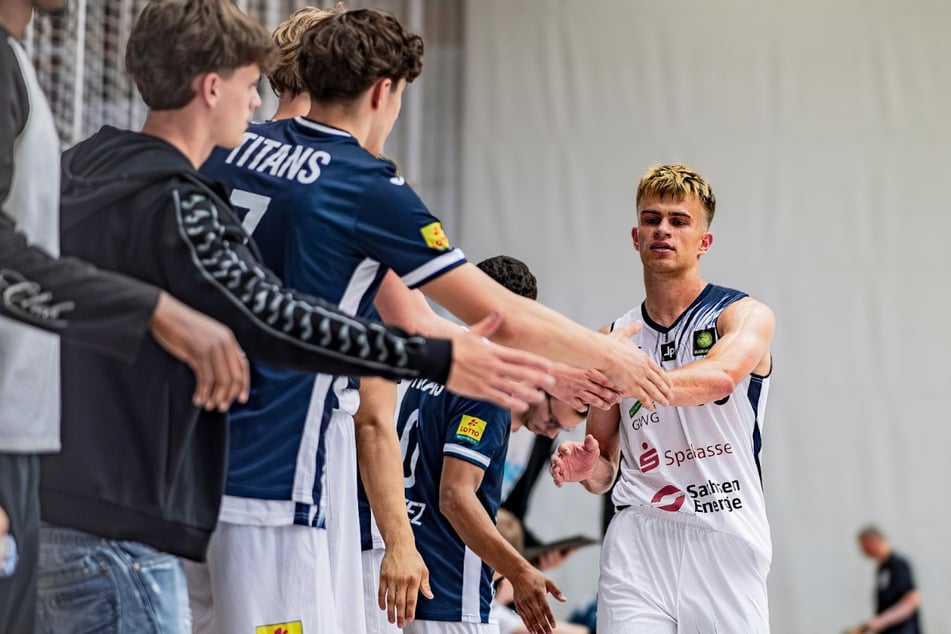 Ab 8 Euro seid Ihr beim Heimspielauftakt der Dresden Titans am Sonntag (4.10.) dabei.