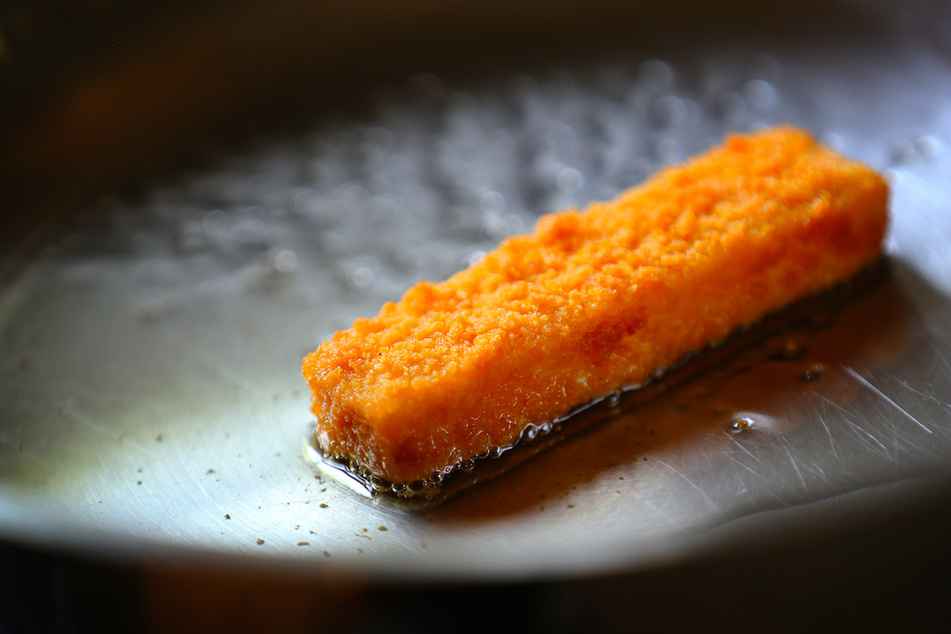 Alles, was er wollte, waren Fischstäbchen. Mit seinen Kochmethoden löste ein Mann jedoch einen Küchenbrand aus. (Symbolbild)