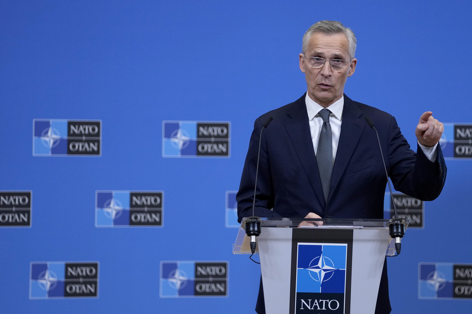 Stoltenberg verwies auf eine Nato-Umfrage, nach der zwei Drittel der Bevölkerung der Mitgliedstaaten dafür seien, dass die Ukraine weiter unterstützt werde.