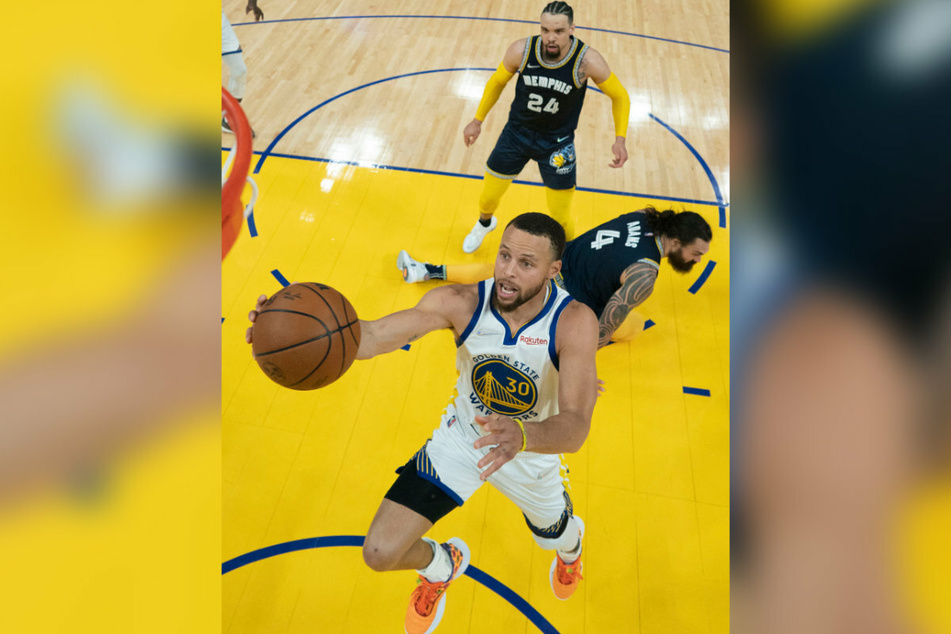 Steph Curry goes up to score against the Grizzlies in the Warriors' tight win.