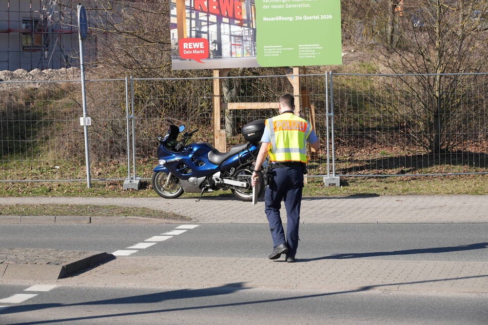 Der Biker soll verletzt worden sein.