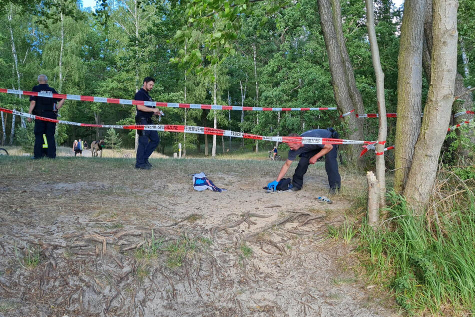 Die Feuerwehr errichtete vor Ort am Großen Lienewitzsee eine Sperrzone.