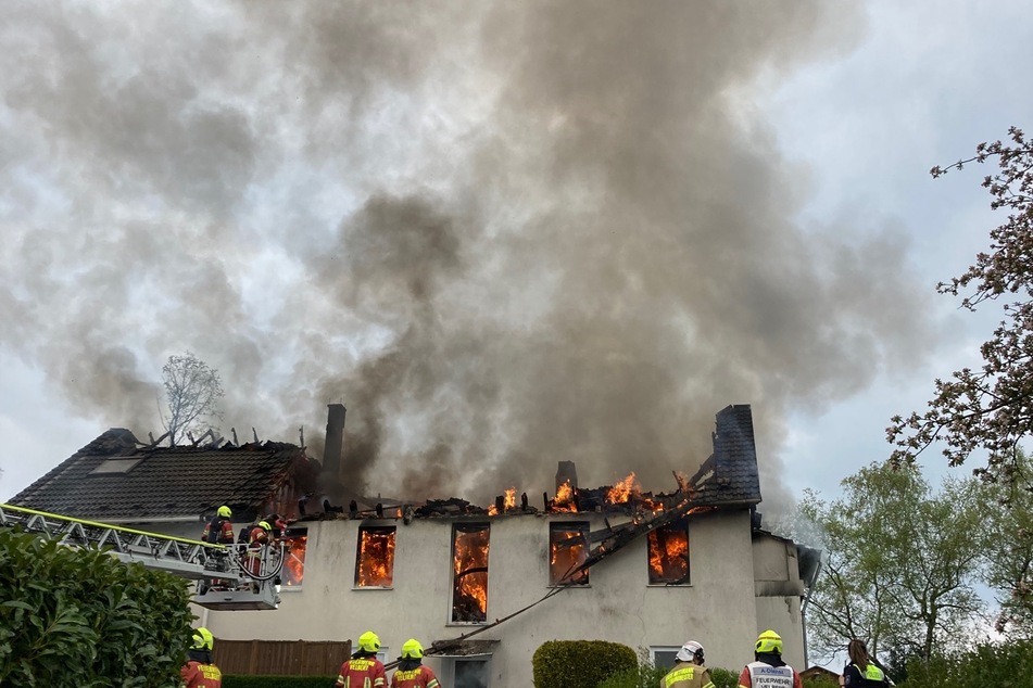 Nach ersten Erkenntnissen hat der Hauseigentümer (74) den Großbrand in einem Einfamilienhaus in Velbert selbst verursacht.