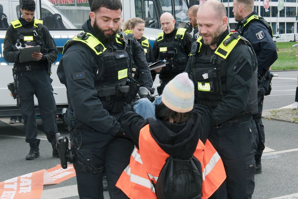 Nach Einsätzen gegen Klima-Aktivisten wird der Polizei Gewalt vorgeworfen. (Archivbild)