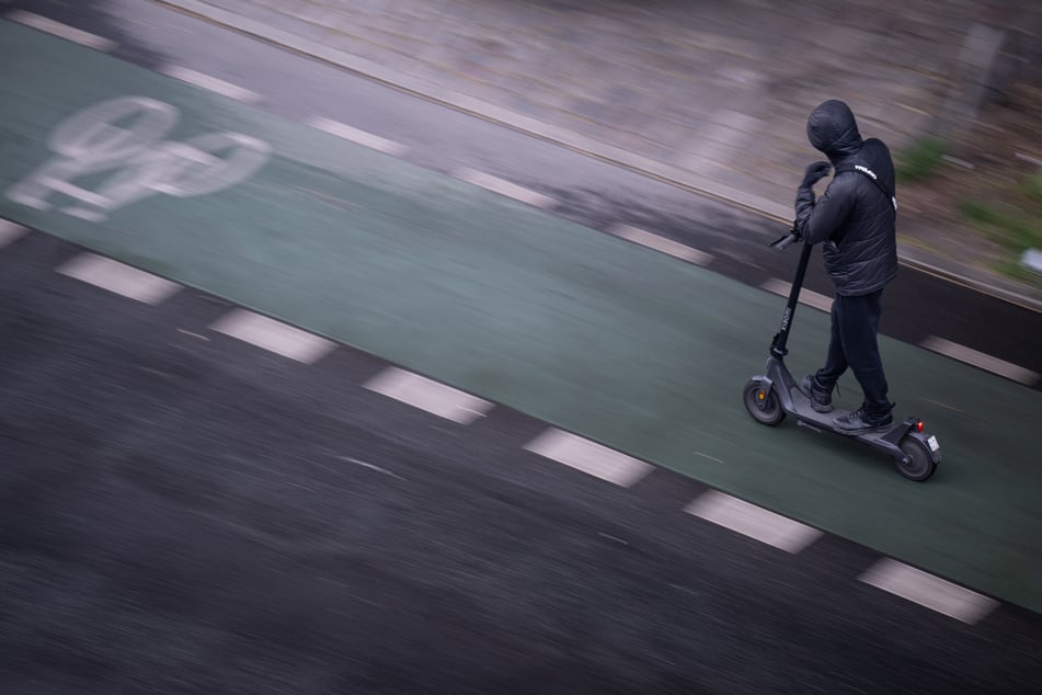 In Köln wurde ein E-Scooter-Fahrer beschossen. (Symbolbild)