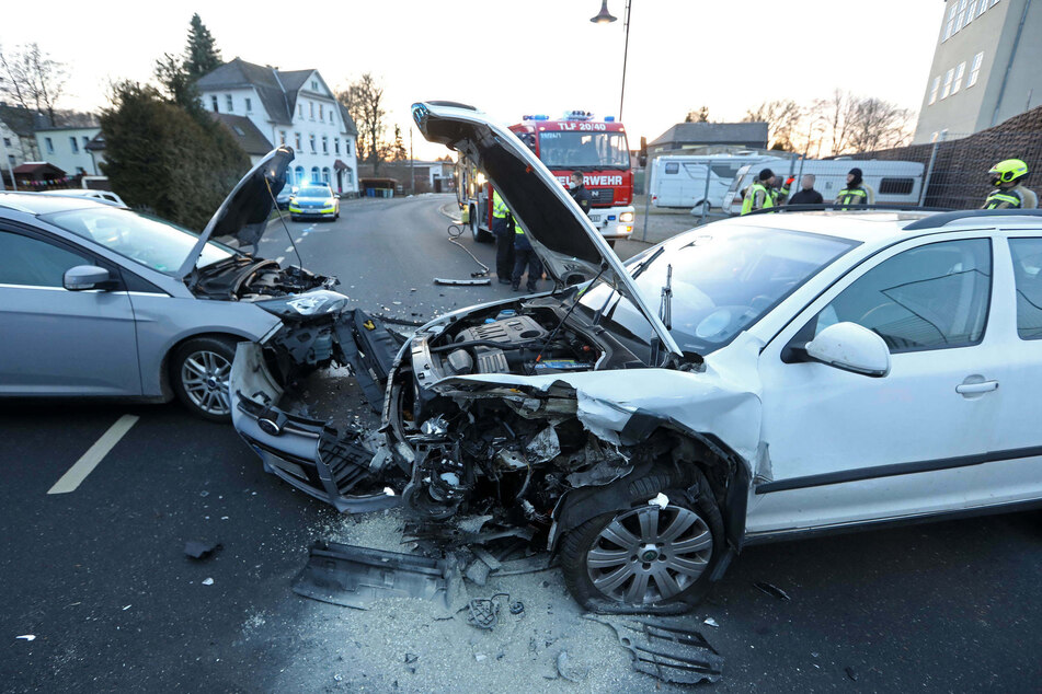 Drei Verletzte und hoher Sachschaden nach Unfall in Oberlungwitz