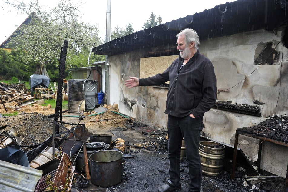 Im April 2025 stand Harald Böhme noch in den verbrannten Trümmern des Anbaus.