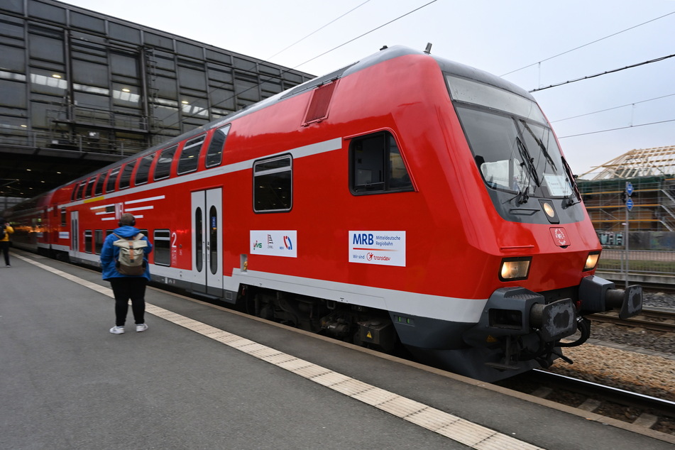 Seit Dezember sind diese Doppelstockzüge auf der Linie des RE 6 unterwegs. Doch immer wieder sorgen Ausfälle und Verspätungen für Ärger - offenbar liegt das Problem auch an den Bahnen.