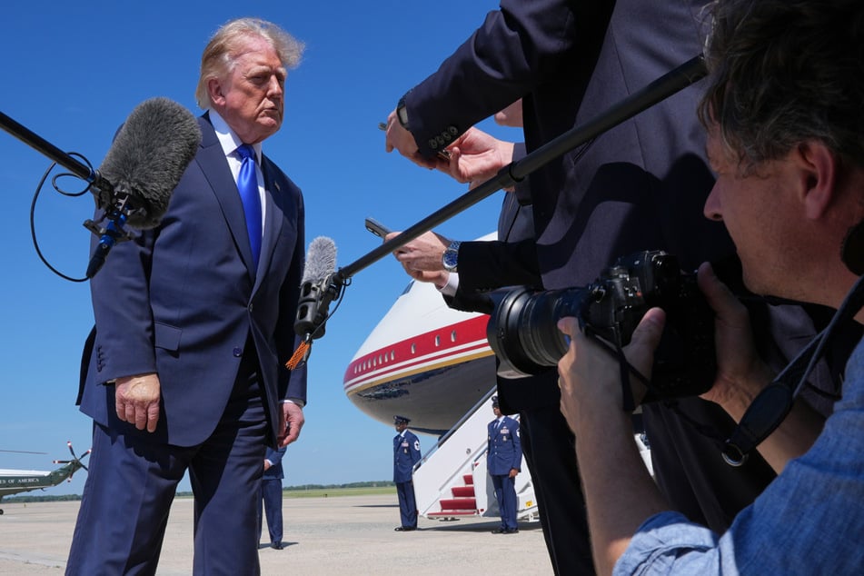 US-Präsident Donald Trump spricht mit Reportern vor der "Air Force One".