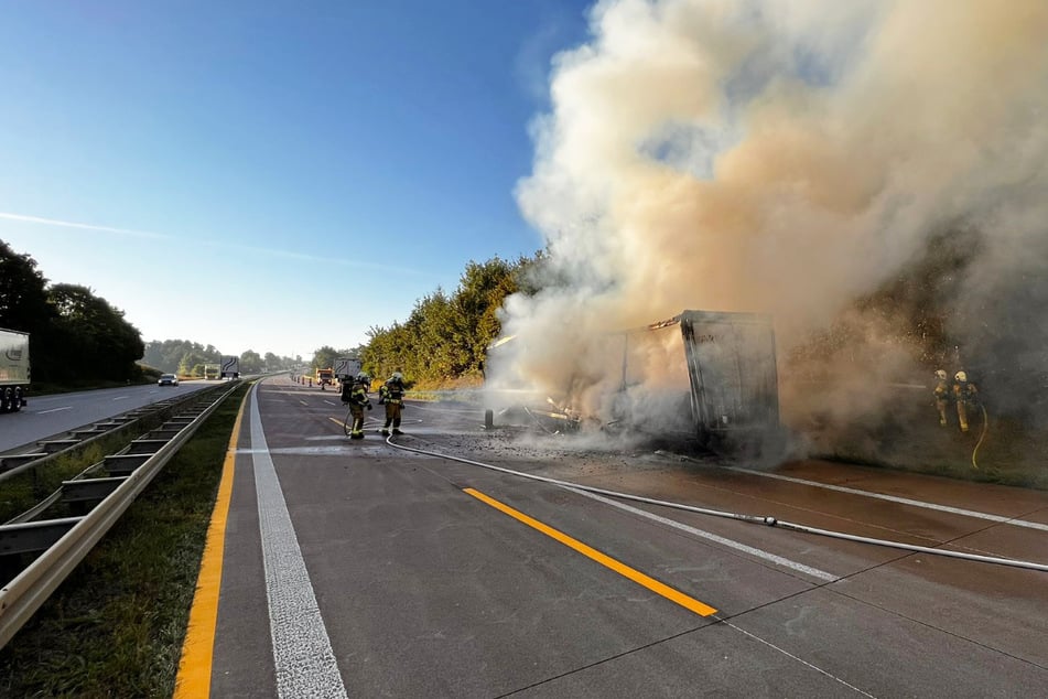 Unfall A14: Laster auf A14 ausgebrannt: Autobahn zeitweise dicht, langer Stau!