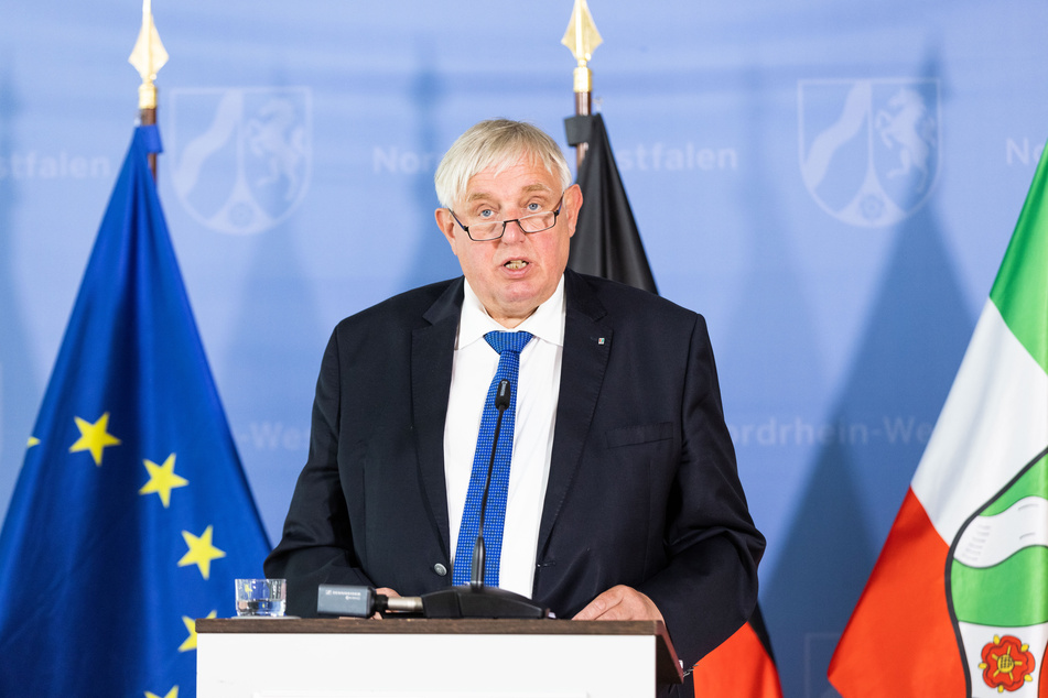 NRW-Gesundheitsminister Karl-Josef Laumann (63, CDU) hat bekannt gegeben, wie es mit der Terminvergabe für die Impfzentren weitergehen wird.