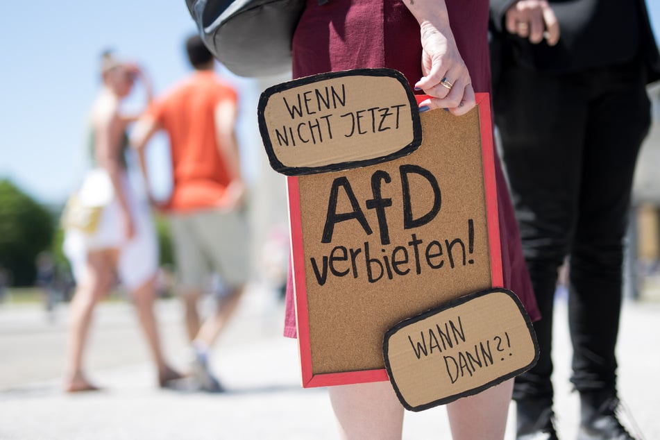 Nach dem Gutachten des Bundesamts für Verfassungsschutz sehen die Grünen Grund genug, die AfD verbieten zu lassen. (Symbolbild)