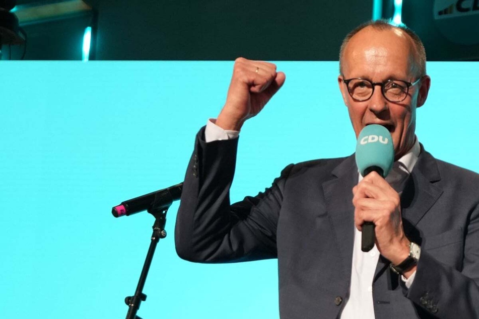 Friedrich Merz (CDU, 69), Parteivorsitzender und Kanzlerkandidat, steht während der Wahlparty im Konrad-Adenauer-Haus auf der Bühne.