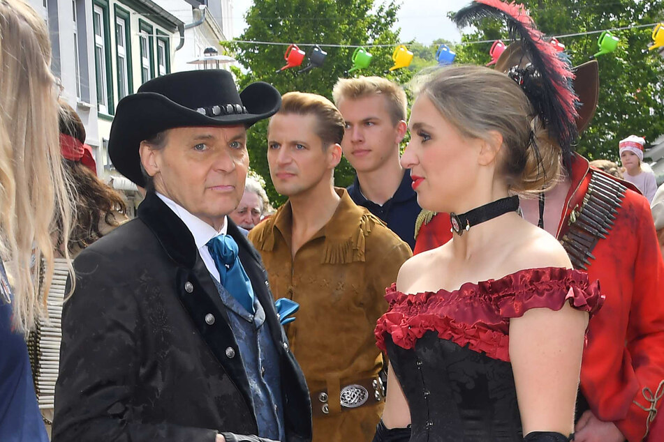 GZSZ-Star Wolfgang Bahro (62, spielt "Santer") mit Laura Hornung (spielt "Lucille") in ihren Kostümen in der Bad Segeberger Innenstadt.