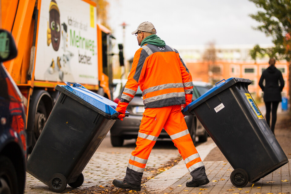 Über hundert Mitarbeiter der Stadtreinigung kümmern sich um Blaue Tonnen und Altpapiercontainer. Ein großes Ärgernis sind auch Einweg-To-go-Verpackungen.