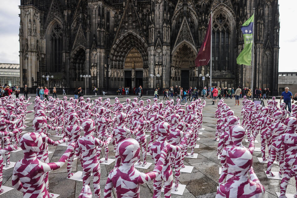 Die Kunstaktion soll den Umgang mit Missbrauch in der Kirche anprangern.