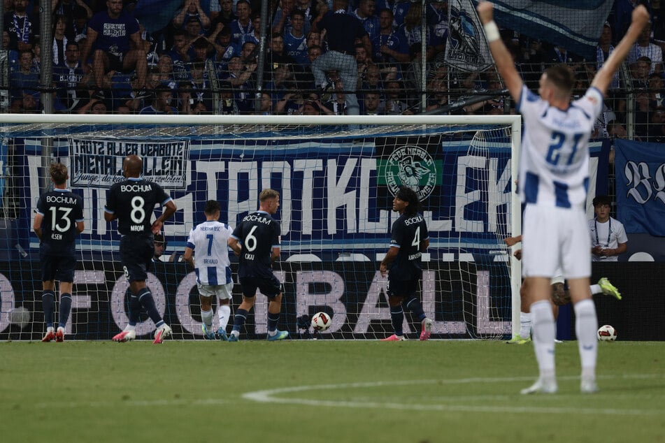 Hertha jubelt kurz vor der Pause über die Führung.