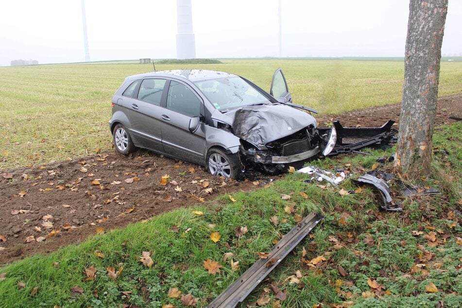 Der Mercedes wurde bei dem Unfall massiv beschädigt.