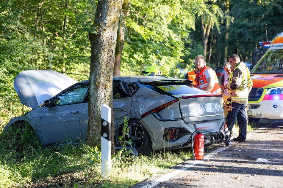 Heftiger Unfall mit Elektroauto: Drei Kinder und zwei Erwachsene teils schwer verletzt