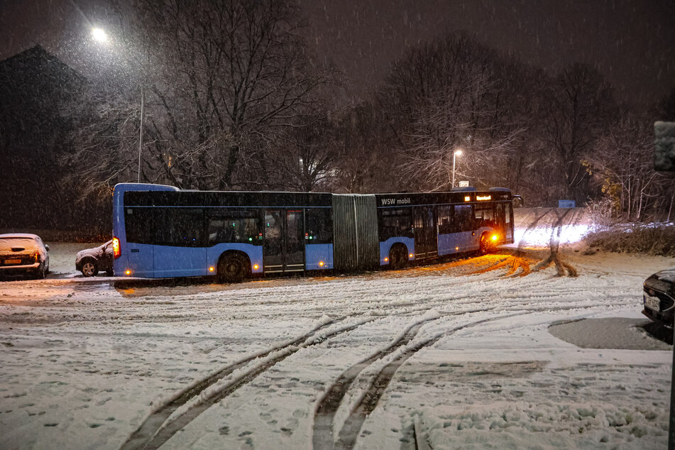 In Wuppertal fuhr sich am Dienstagmorgen auf den glatten Straßen ein Linienbus fest.