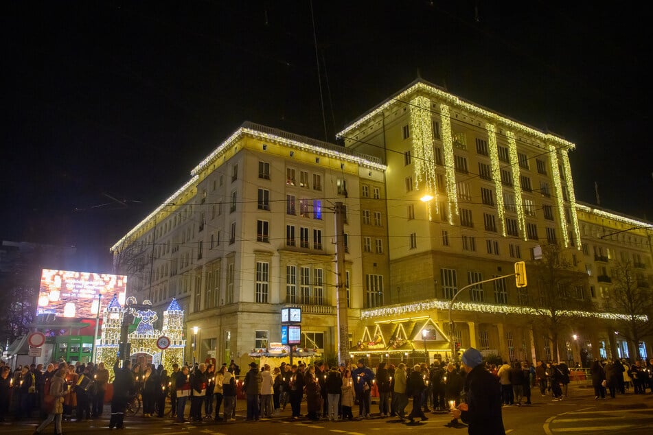 Zahlreiche Menschen bildeten um den Anschlagsort eine Lichterkette.