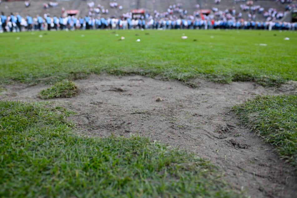 Die Spuren des Platzsturms: Der Rasen im RheinEnergieSTADION wurde erheblich in Mitleidenschaft gezogen.