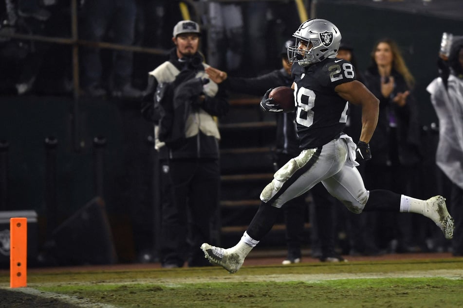 Doug Martin of the Oakland Raiders carries the ball for a 24-yard touchdown run against the Denver Broncos at Oakland-Alameda County Coliseum on December 24, 2018.