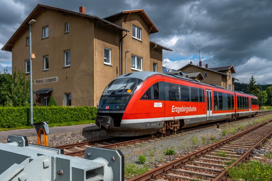 Ab Montag wird die Erzgebirgsbahn-Strecke Schwarzenberg-Aue zeitweise gesperrt, im September gibt es zwischen Grünhainichen und Flöha eine Sperrung. (Archivbild)