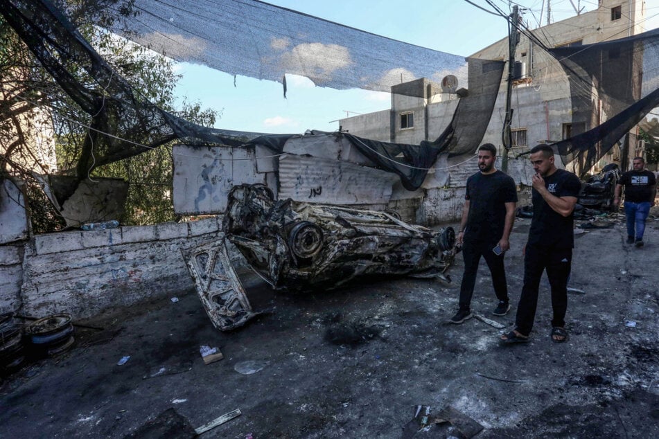 Palästinenser begutachten die Zerstörung nach Zusammenstößen mit israelischen Streitkräften im palästinensischen Flüchtlingslager Nour Shams.