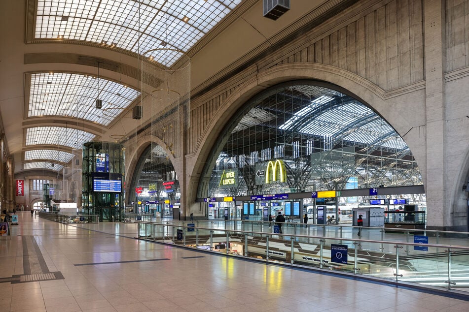 Leipzig: Mit Handschellen abgeführt: 59-Jähriger verletzt Polizistin am Hauptbahnhof