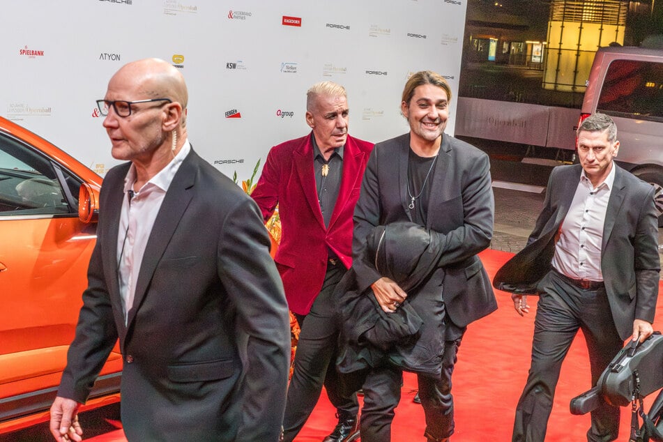 Till Lindemann (62, 2.v.l.) erschien trotz starker Kritik auf dem Opernball.