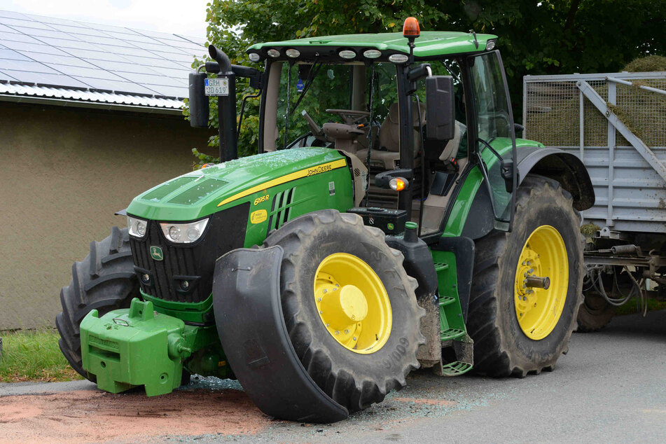 Nicht nur das Auto, auch der Traktor ist sichtlich gezeichnet vom Crash.