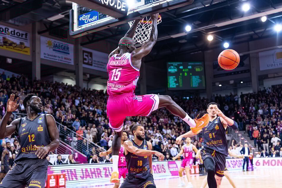 Der Bonner Riese Kur Jongkuch (26, 2,06 Meter) ließ den Chemnitzern direkt unter dem Korb wenig Chancen.