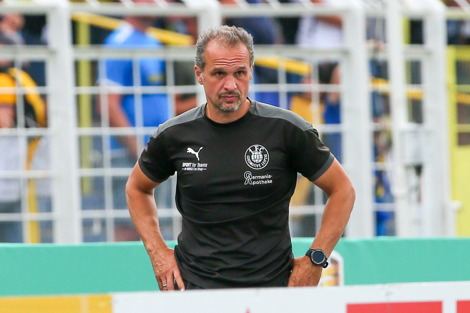 Das kann Lok-Leipzig-Coach Almedin Civa (49) nicht gefallen: Das Spiel seiner Mannschaft gegen VfB Auerbach muss erneut verschoben werden.